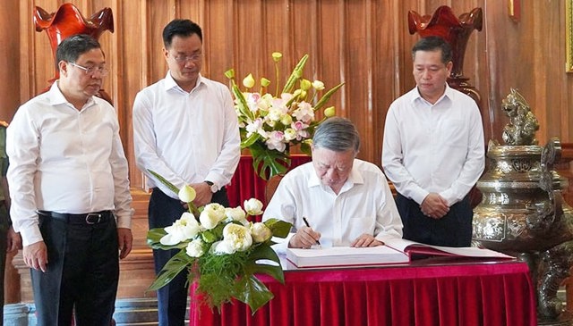 Tổng Bí thư Tô Lâm ghi lưu bút vào sổ lưu niệm.