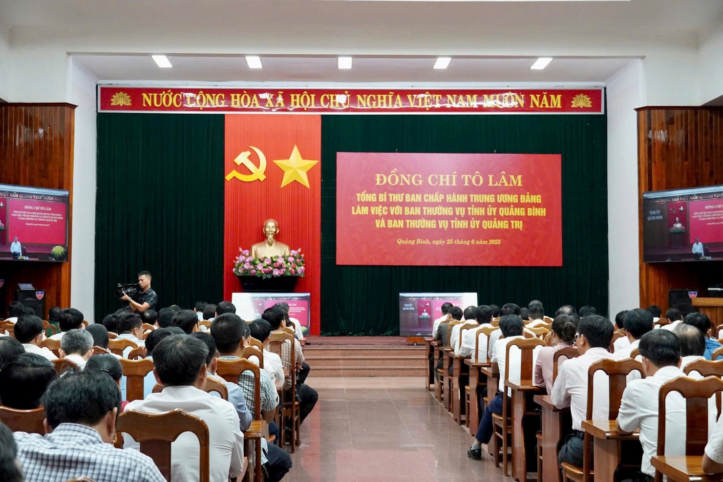 Quang cảnh điểm cầu trực tuyến buổi làm việc của Tổng Bí thư Tô Lâm với Ban Thường vụ Tỉnh ủy Quảng Bình và Ban Thường vụ Tỉnh ủy Quảng Trị.