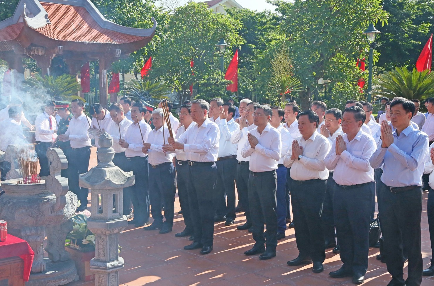 Tổng Bí thư Tô Lâm và Đoàn công tác Trung ương viếng, dâng hương tại Đền thờ Bác Hồ và các Anh hùng liệt sĩ tỉnh Quảng Bình tại TP. Đồng Hới.