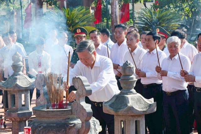 Tổng Bí thư Tô Lâm và Đoàn công tác Trung ương đã viếng, dâng hương tại Đền thờ Bác Hồ và các Anh hùng liệt sĩ tỉnh Quảng Bình tại TP. Đồng Hới.