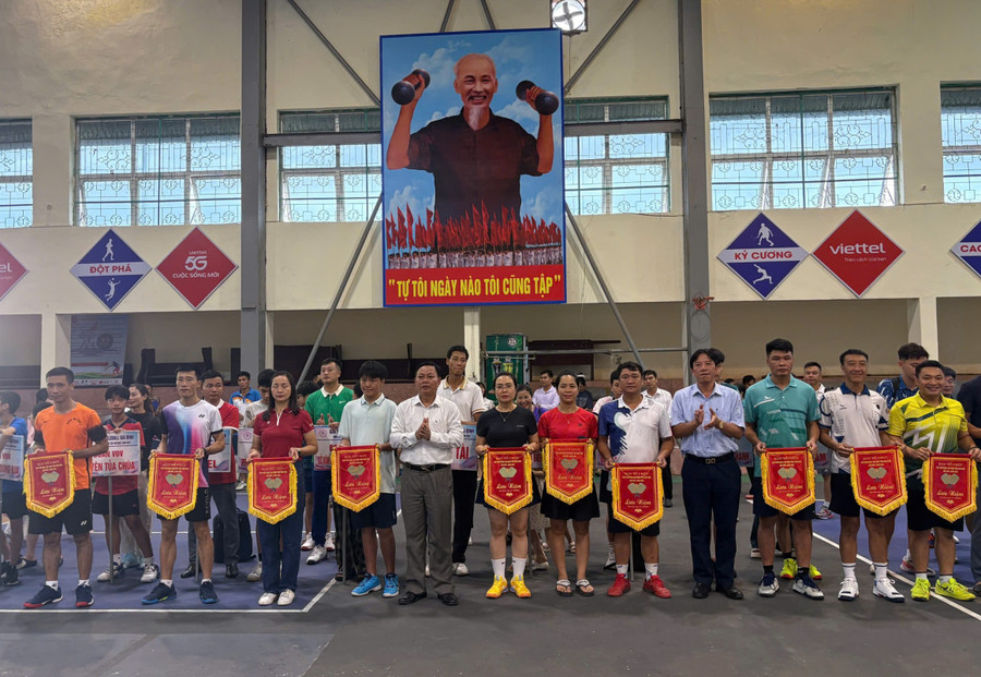 Ban tổ chức trao cờ lưu niệm cho các đội tham gia giải đấu.