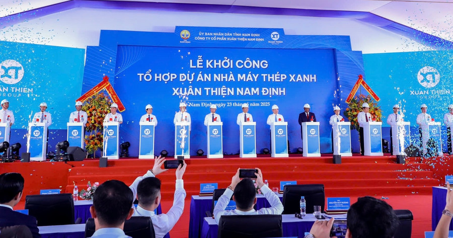 Các đại biểu ấn nút khởi công dự án.