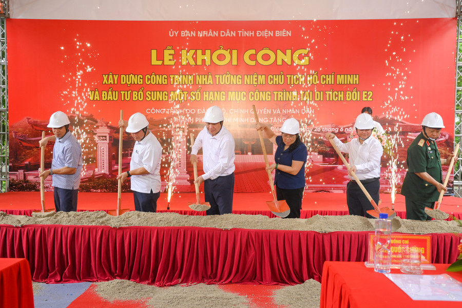 Các đại biểu thực hiện nghi thức động thổ.