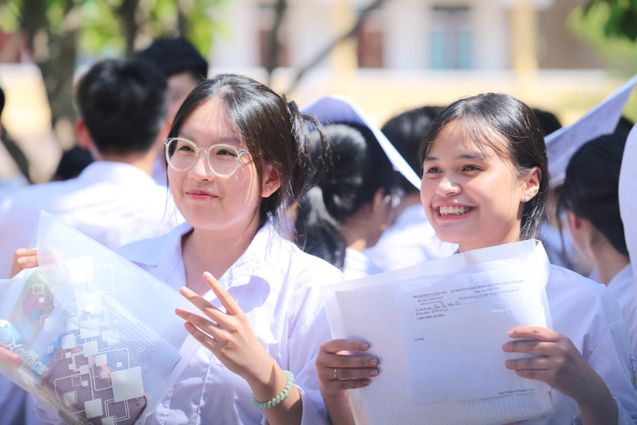 Nụ cười rạng rỡ của nữ sinh tại điểm thi ở TP Hà Tĩnh sau khi kết thúc môn Ngữ văn.