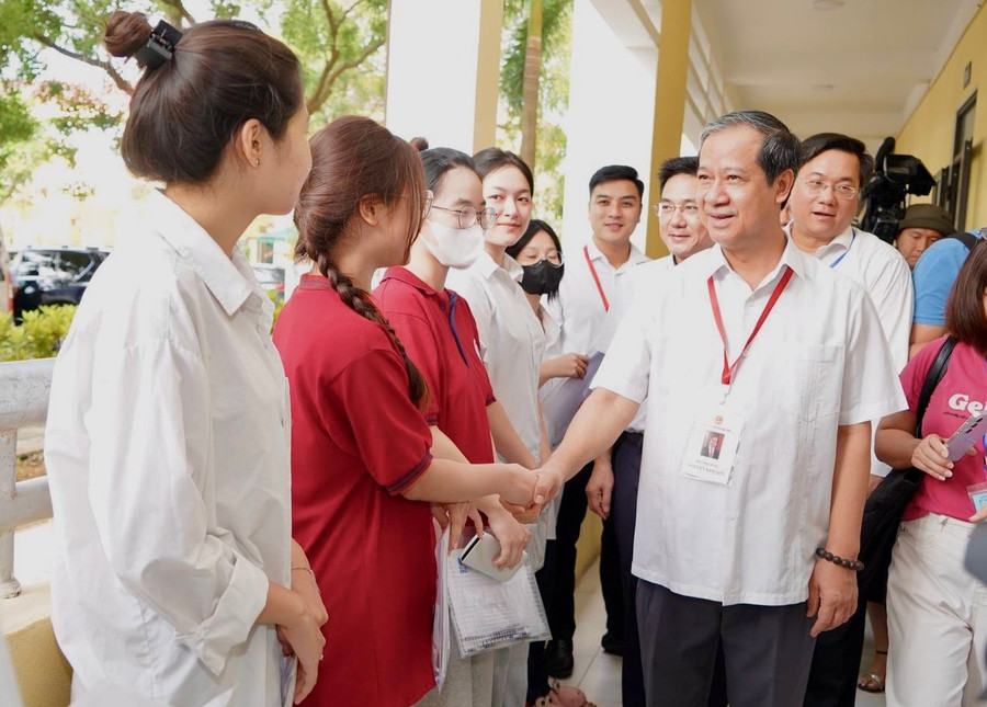 Bộ trưởng Nguyễn Kim Sơn động viên phụ huynh, thí sinh thi tốt nghiệp THPT 2025