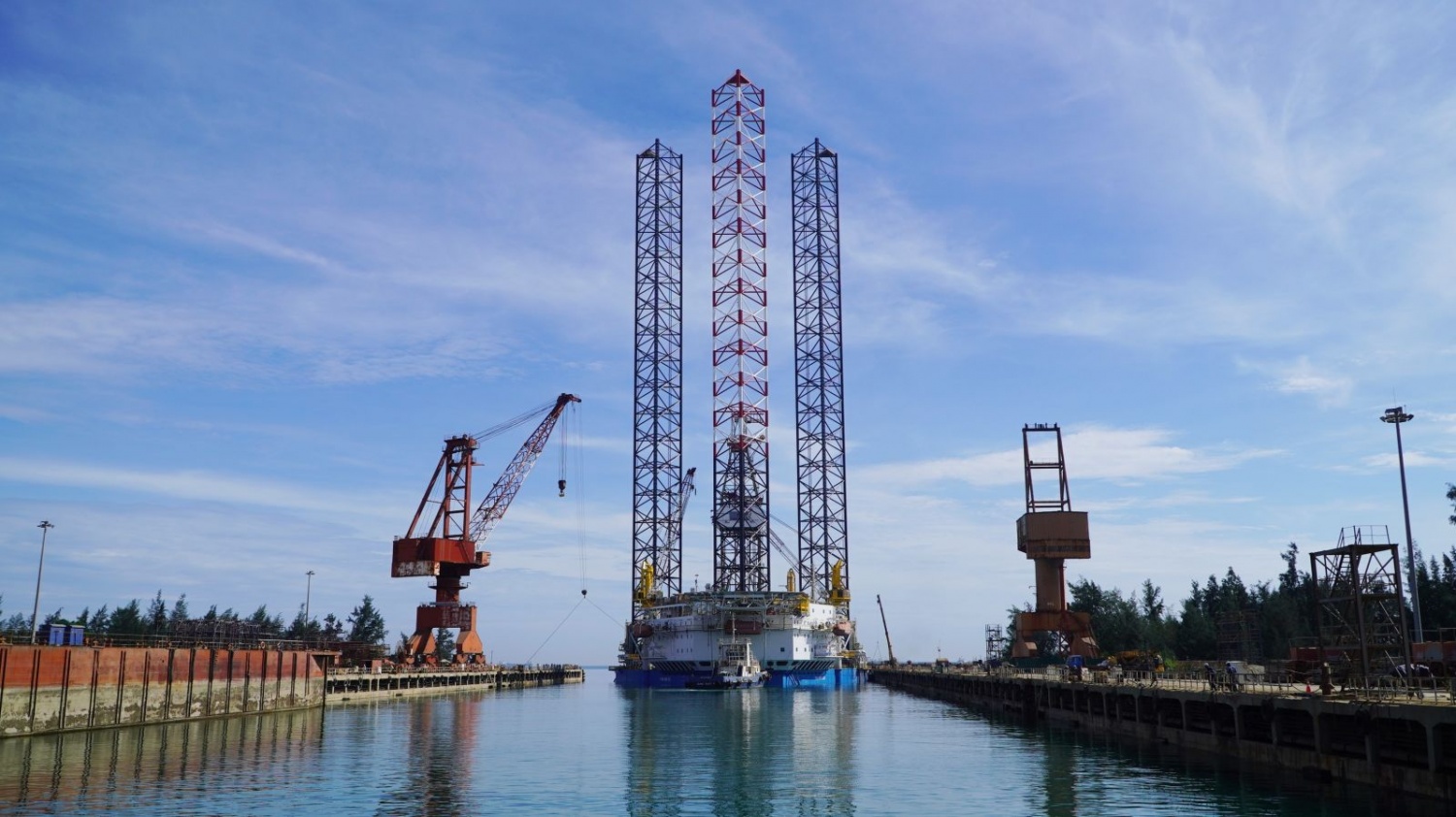 Sáng 30/6, giàn khoan Tam Đảo 02 được các tàu chức năng lai dắt rời dock sửa chữa.