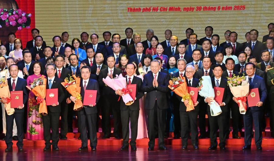 Tổng Bí thư Tô Lâm trao Quyết định của Bộ Chính trị về chỉ định Ban Chấp hành Đảng bộ TPHCM (mới) và Ban Thường vụ Thành ủy TPHCM (mới), nhiệm kỳ 2020-2025. (Ảnh: Việt Dũng) 1000136126.jpg