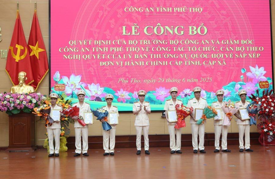 Thiếu tướng Nguyễn Minh Tuấn, Giám đốc Công an tỉnh Phú Thọ trao quyết định và tặng hoa chúc mừng các Phó Giám đốc Công an tỉnh Phú Thọ mới. 1.jpg