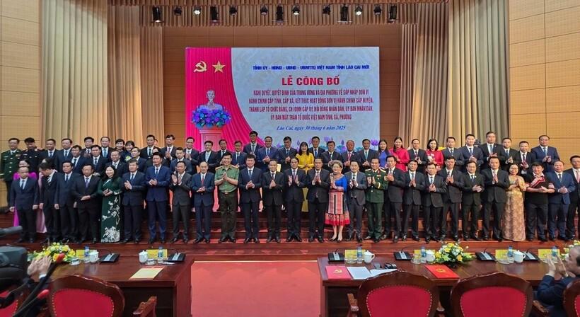 Lễ công bố nghị quyết, quyết định của Trung ương và địa phương về sáp nhập đơn vị hành chính cấp tỉnh, cấp xã tỉnh Lào Cai. Ảnh: TTTD