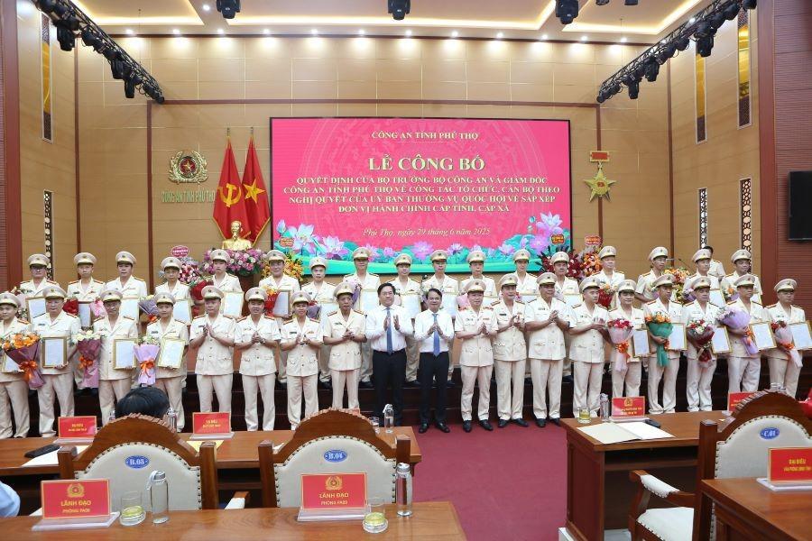 Ông Đặng Xuân Phong, Bí thư Tỉnh ủy Vĩnh Phúc; ông Trần Duy Đông, Chủ tịch UBND Vĩnh Phúc cùng lãnh đạo Công an tỉnh Phú Thọ chụp ảnh lưu niệm cùng các cán bộ là Trưởng phòng thuộc Công an tỉnh Phú Thọ mới.