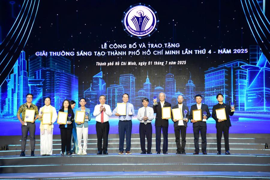 Ban tổ chức trao giải cho các đại diện nhóm tác giả đoạt giải Giải thưởng Sáng tạo TPHCM, tối 1/7. Ảnh: Phúc Uyên.