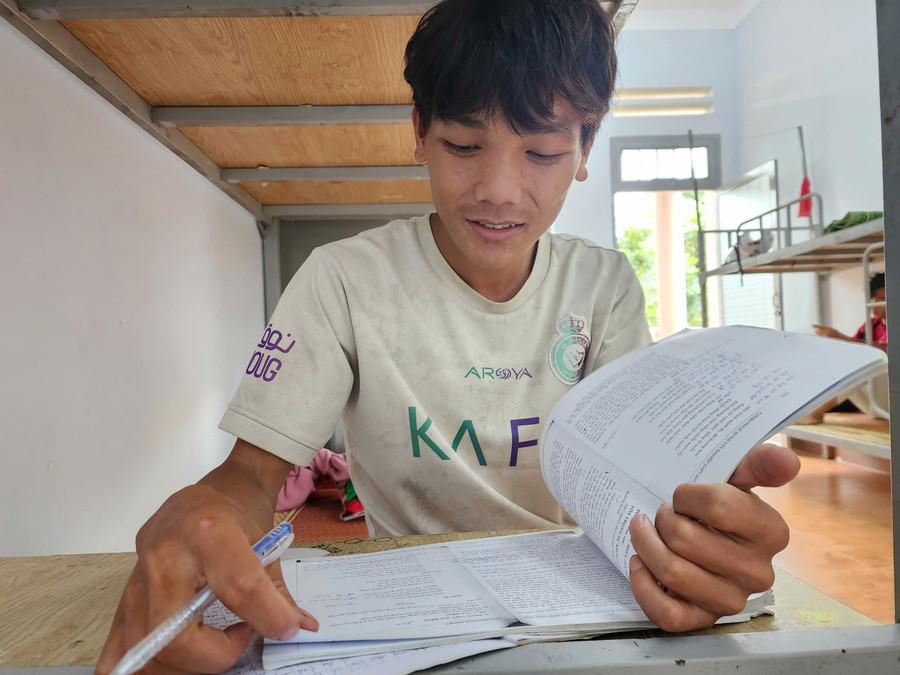 Khi các bạn tranh thủ nghỉ trưa ở khu ký túc xá, Hảng A Lỷ vẫn lấy sách vở ra ôn tập. Ảnh: Thành Tâm
