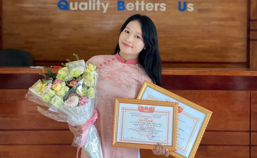 Ba năm liền, Hằng đều đạt danh hiệu sinh viên giỏi.