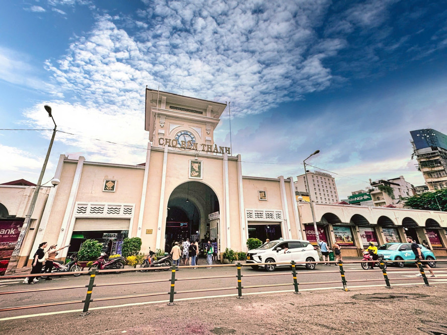 Chợ Bến Thành được xếp hạng di tích cấp thành phố vào tháng 11/2024, minh chứng cho giá trị lịch sử đô thị và văn hóa của địa danh. Ảnh: Thùy Linh.