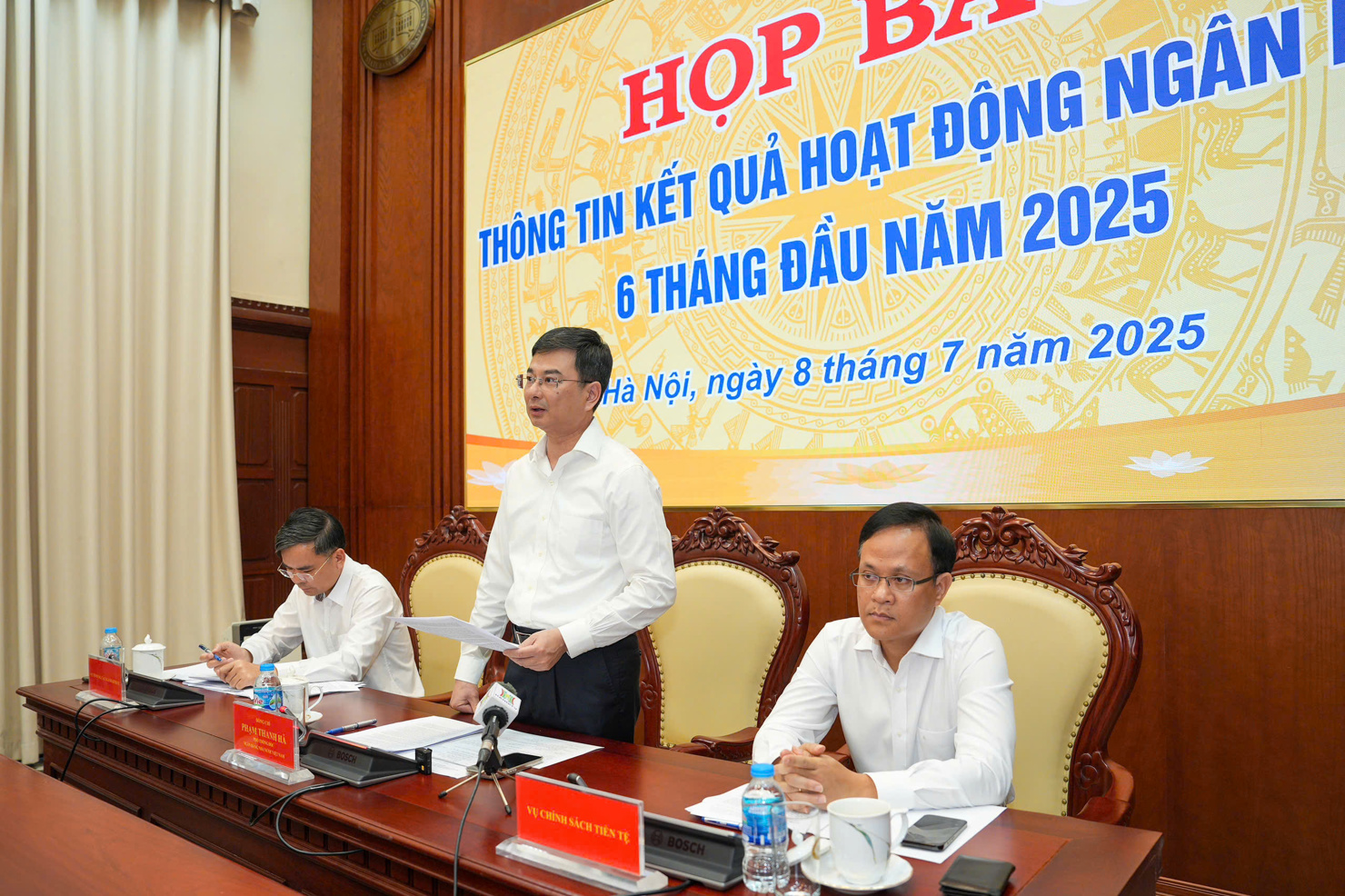 Phó Thống đốc NHNN Phạm Thanh Hà chủ trì Họp báo.