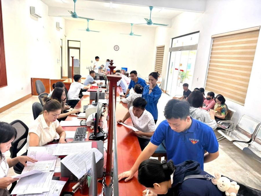 Các tình nguyện viên hỗ trợ người dân tại Trung tâm Phục vụ hành chính công xã Bản Nguyên, tỉnh Phú Thọ.
