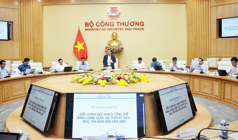Thứ trưởng Bộ Công Thương Nguyễn Hoàng Long chủ trì hội nghị.