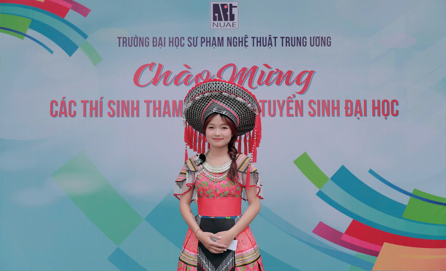 Thí sinh xúng xính váy áo dự thi năng khiếu vào Trường ĐH Sư phạm Nghệ thuật Trung ương.