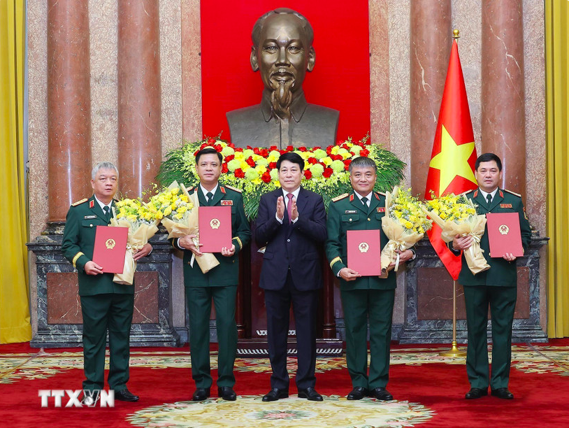 Chủ tịch nước Lương Cường trao Quyết định thăng quân hàm từ Trung tướng lên Thượng tướng đối với các đồng chí Ủy viên Trung ương Đảng, Uỷ viên Quân uỷ Trung ương: Nguyễn Hồng Thái, Thứ trưởng Bộ Quốc phòng; Nguyễn Văn Hiền, Thứ trưởng Bộ Quốc phòng; Nguyễn Trường Thắng, Thứ trưởng Bộ Quốc phòng; Nguyễn Quang Ngọc, Phó Tổng Tham mưu trưởng Quân đội nhân dân Việt Nam. (Ảnh: Lâm Khánh/TTXVN)