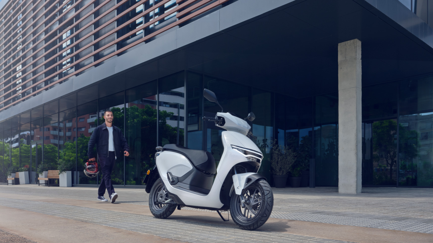 Honda Việt Nam bắt đầu bàn giao những chiếc xe máy điện CUV e: đầu tiên đến tay người dùng, đồng thời công bố triển khai dịch vụ cho thuê mẫu xe này tại 19 cửa hàng bán xe và dịch vụ do Honda ủy nhiệm (HEAD) tại Hà Nội, TP. Hồ Chí Minh và Đà Nẵng.