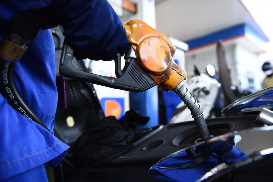Bộ Tài chính đề xuất kéo dài chính sách thuế bảo vệ môi trường đối với xăng dầu đến hết năm 2026. Ảnh minh họa: INT