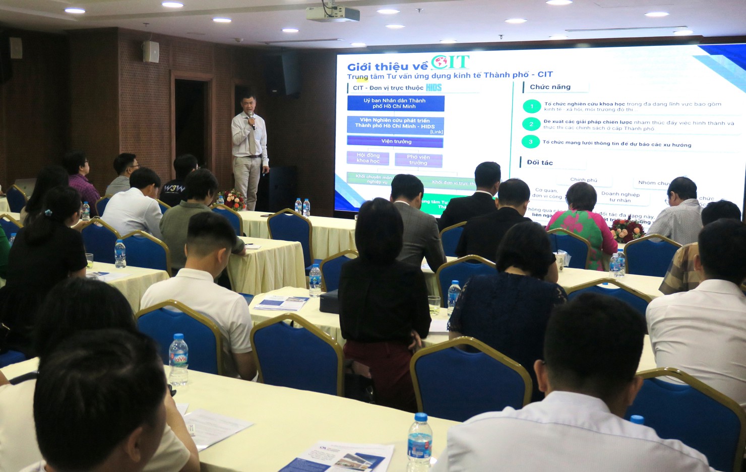 Ths Lê Thanh Hải, Giám đốc Trung tâm tư vấn và ứng dụng kinh tế - CIT giới thiệu tại hội thảo. Ảnh: Đức Mỹ