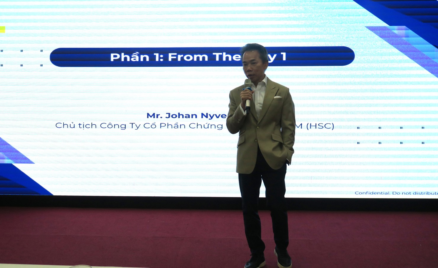 Ông Johan Nyvene, Chủ tịch HĐQT Công ty cổ phần chứng khoán TP. Hồ Chí Minh (HSC) giới thiệu tại hội thảo. Ảnh: Đức Mỹ
