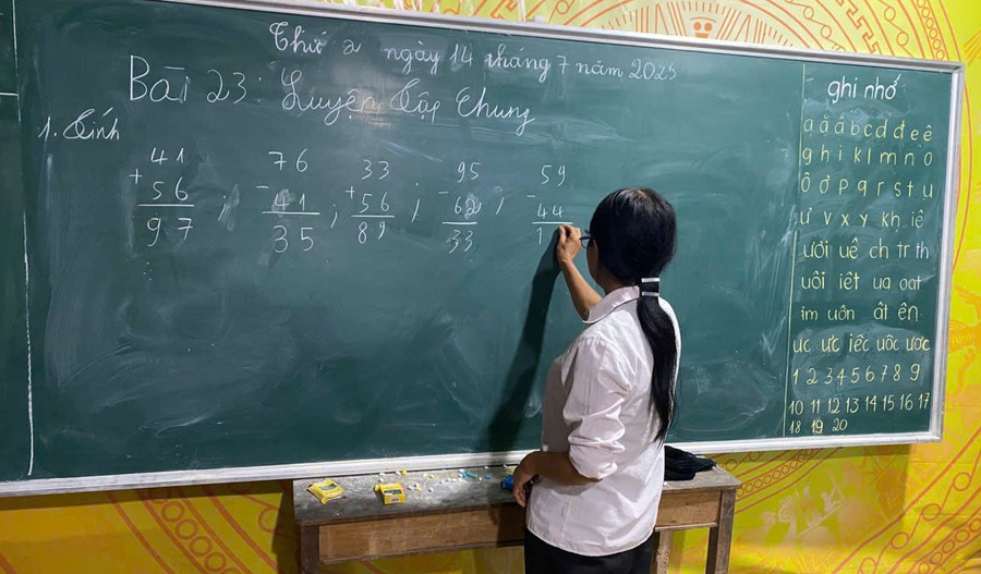 Lớp học xoá mù chữ ở xã Tùng Vài, tỉnh Tuyên Quang.