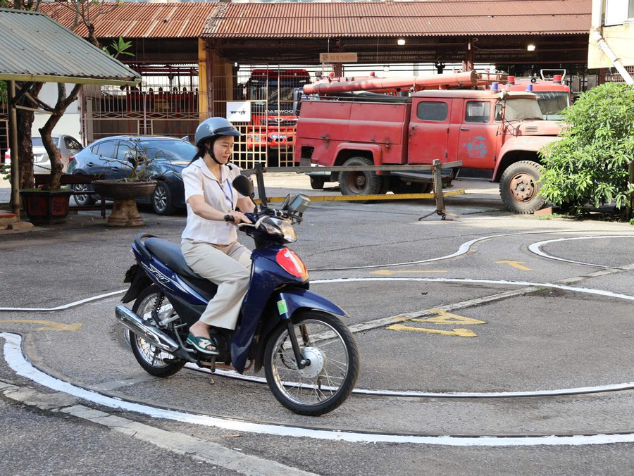 Lái xe thực hiện sát hạch thực hành.