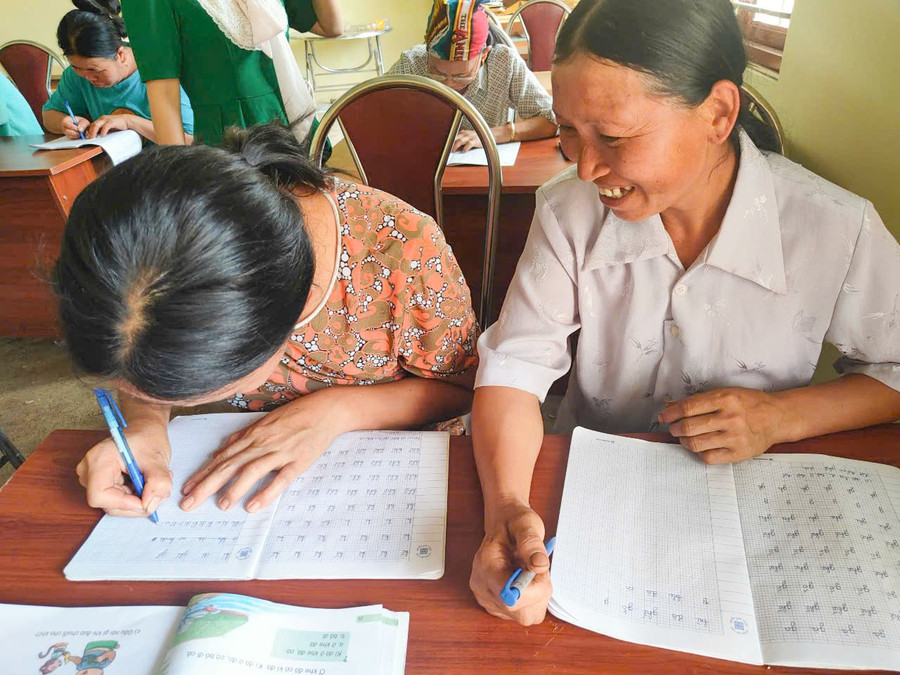 Những lớp học xóa mù chữ mang lại niềm vui cho người dân.