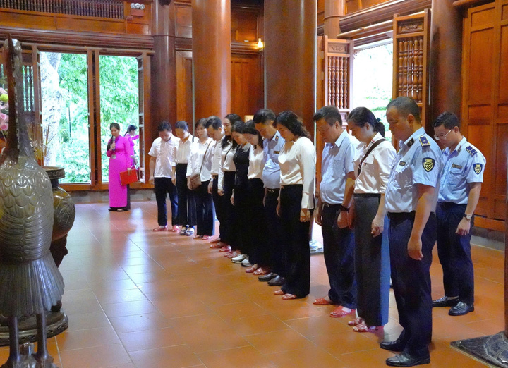 Trong không khí thiêng liêng, thành kính, đoàn công tác đã tưởng niệm, bày tỏ tấm lòng thành kính và biết ơn vô hạn công lao to lớn của Chủ tịch Hồ Chí Minh, vị lãnh tụ thiên tài của Đảng và nhân dân ta, Người đã cống hiến, hy sinh trọn đời cho sự nghiệp giải phóng dân tộc, đấu tranh cho hòa bình và hạnh phúc của dân tộc Việt Nam và nhân dân thế giới. Ảnh: Hải Yến