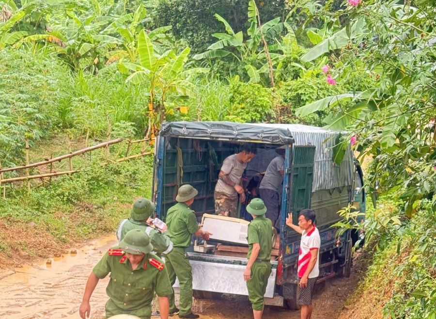 Công an tỉnh Phú Thọ hỗ trợ người dân sơ tán tránh ảnh hưởng của cơn bão số 3. (ảnh CAT Phú Thọ)