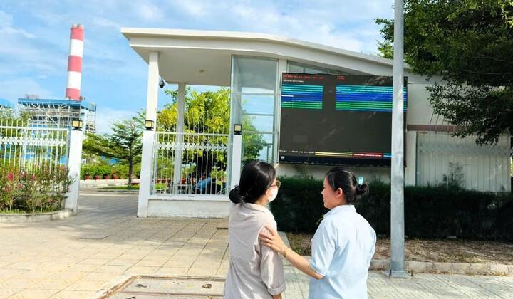 Bảng thông số môi trường được truyền trực tiếp tại cổng nhà máy để mọi người dân cùng giám sát. Ảnh: EVNGENCO3