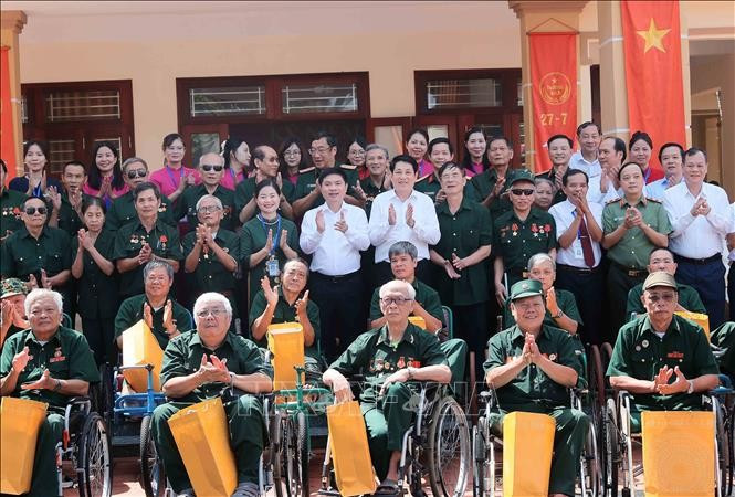 Chủ tịch nước Lương Cường thăm, tặng quà các thương binh tại Trung tâm Điều dưỡng Thương binh Duy Tiên. Ảnh: (An Đăng/ TTXVN) Chủ tịch nước Lương Cường thăm, tặng quà các thương binh tại Trung tâm Điều dưỡng Thương binh Duy Tiên. Ảnh: (An Đăng/ TTXVN)