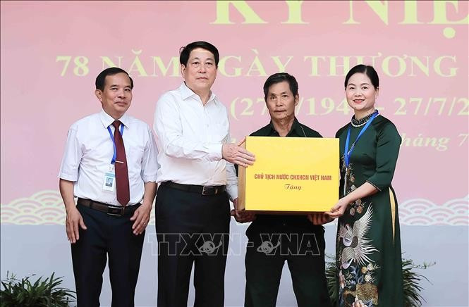 Chủ tịch nước Lương Cường tặng quà Trung tâm Điều dưỡng Thương binh Duy Tiên. (Ảnh: An Đăng/ TTXVN) Chủ tịch nước Lương Cường tặng quà Trung tâm Điều dưỡng Thương binh Duy Tiên. (Ảnh: An Đăng/ TTXVN)