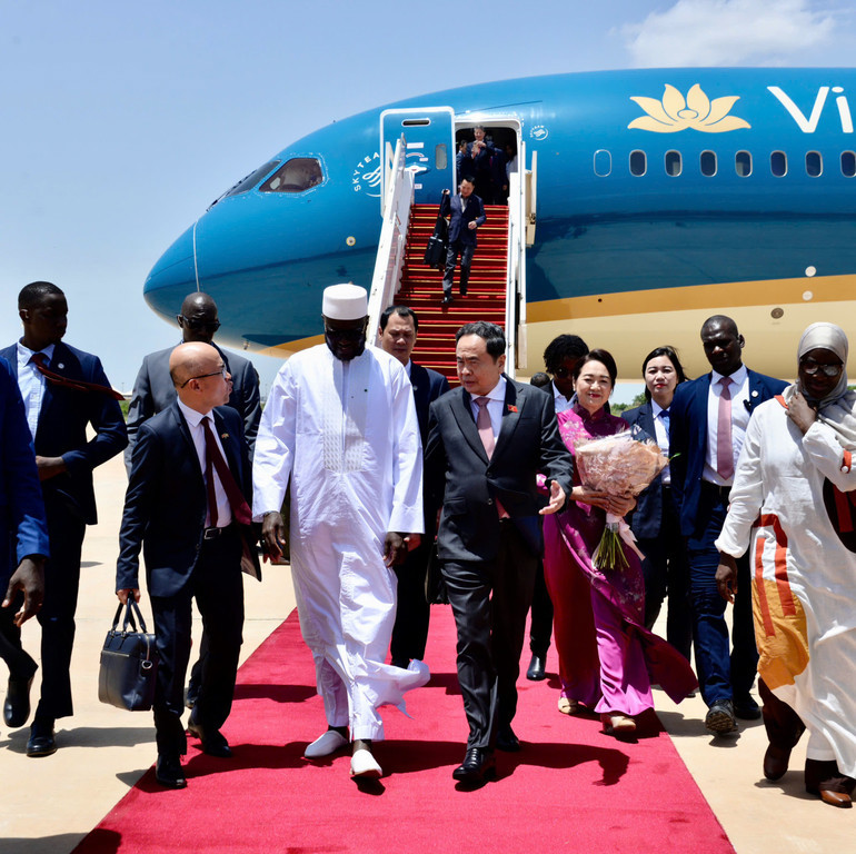 Chủ tịch Quốc hội Cộng hòa Senegal El Malick Ndiaye ra chân cầu thang máy bay chào đón Chủ tịch Quốc hội Trần Thanh Mẫn cùng Phu nhân Nguyễn Thị Thanh Nga và Đoàn đại biểu cấp cao Việt Nam.