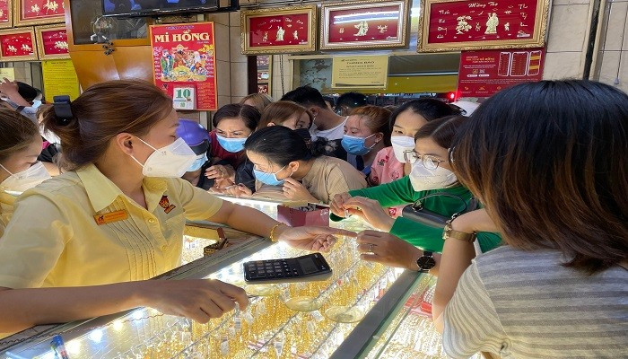 Giá vàng hôm nay 18/4 tăng rất mạnh thêm 3 triệu đồng/lượng, thế giới giảm nhẹ