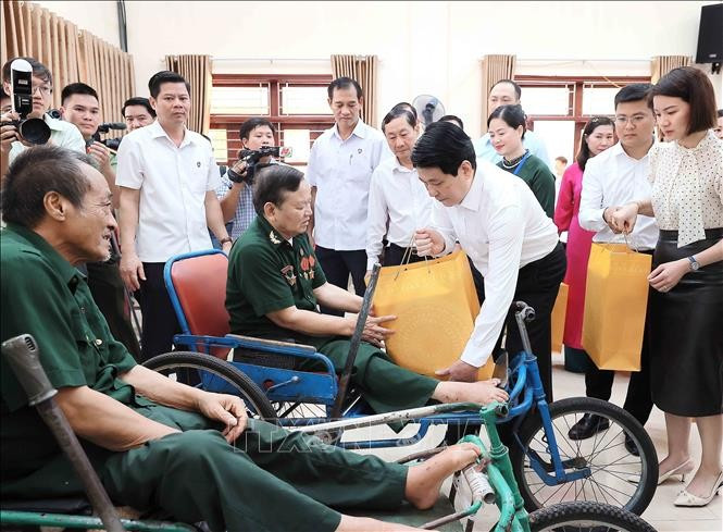 Chủ tịch nước Lương Cường tặng quà các thương binh tại Trung tâm Điều dưỡng Thương binh Duy Tiên. (Ảnh: An Đăng/TTXVN) Chủ tịch nước Lương Cường tặng quà các thương binh tại Trung tâm Điều dưỡng Thương binh Duy Tiên. (Ảnh: An Đăng/TTXVN)