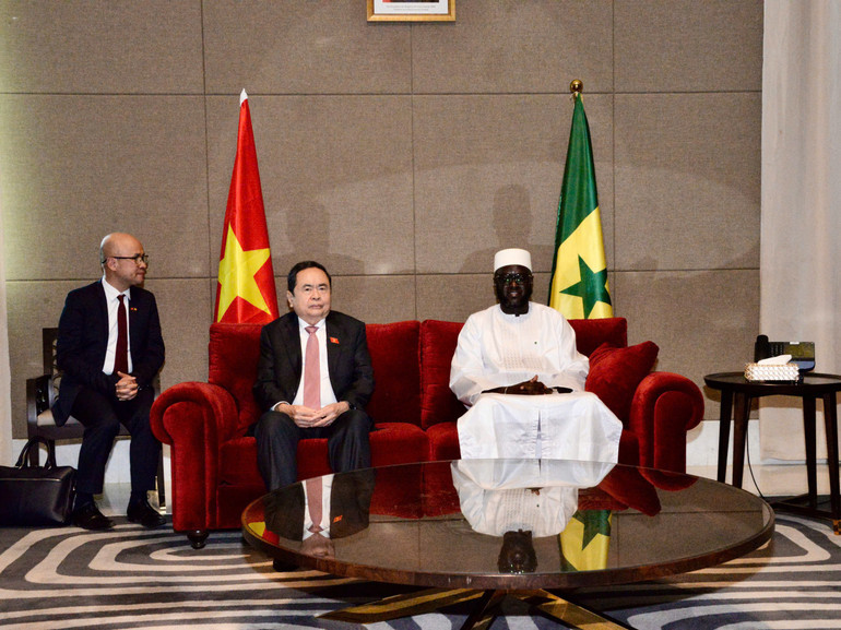 Chủ tịch Quốc hội Trần Thanh Mẫn và Chủ tịch Quốc hội Cộng hòa Senegal El Malick Ndiaye tiến hành cuộc gặp ngắn tại sân bay