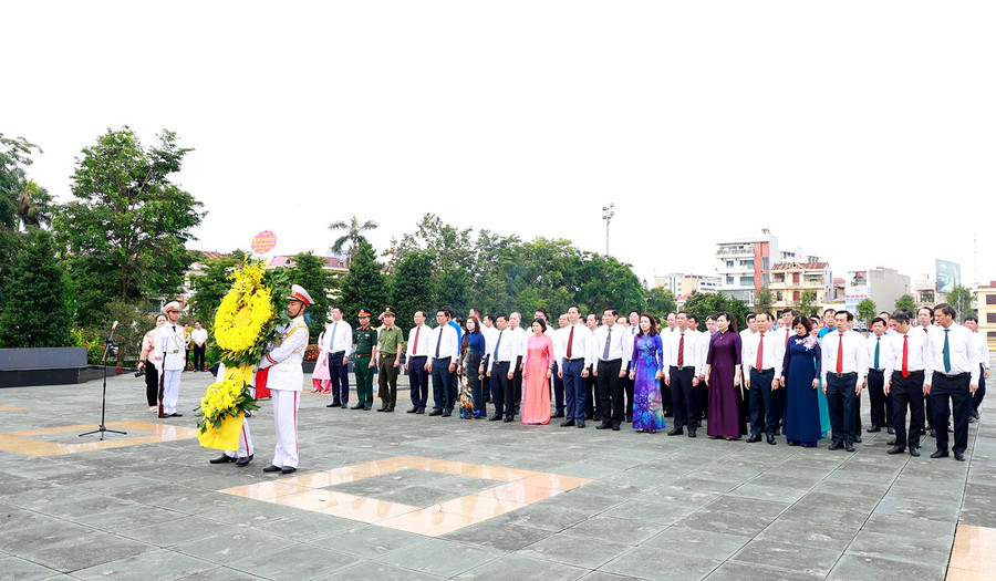 Đại biểu dâng hoa tại Đài tưởng niệm các Anh hùng liệt sĩ tỉnh Bắc Ninh.
