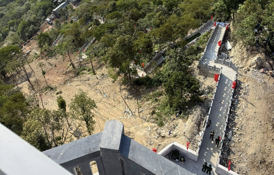 Đường lên cột cờ gồm 519 bậc cấp (tượng trưng cho 19 dân tộc anh em tỉnh Điện Biên), bám theo địa hình tự nhiên của sườn đồi. 496004783-9653208684788488-3979608223384885120-n.jpg