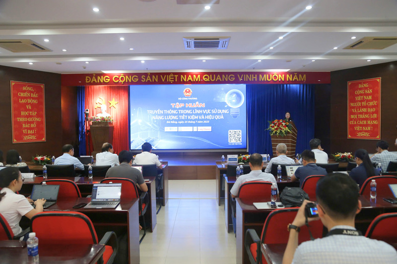 Sáng 25/7, tại thành phố Đà Nẵng, Bộ Công Thương tổ chức Hội nghị tập huấn truyền thông trong lĩnh vực sử dụng năng lượng tiết kiệm và hiệu quả cho các phóng viên, biên tập viên các cơ quan thông tấn, báo chí tại miền Trung. Ảnh: Vũ Lê