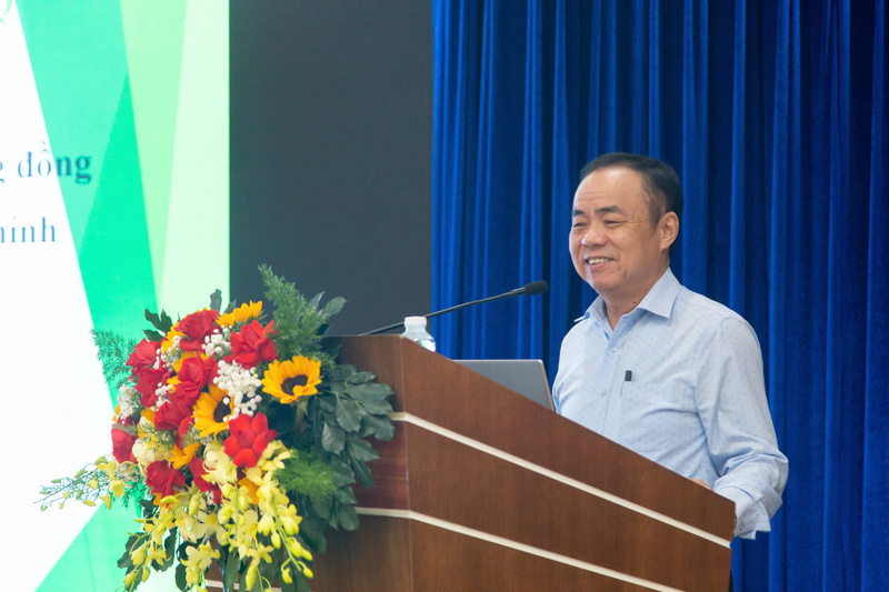 TS. Trần Bá Dung, nguyên Trưởng Ban Nghiệp vụ, Hội Nhà báo Việt Nam trình bày về kỹ năng truyền thông và khai thác thông tin về sử dụng năng lượng tiết kiệm và hiệu quả; phương pháp tiếp cận và kỹ năng khai thác, sử dụng từ kĩ thuật chuyên ngành; xây dựng câu chuyện sử dụng năng lượng tiết kiệm và hiệu quả. Ảnh: Vũ Lê