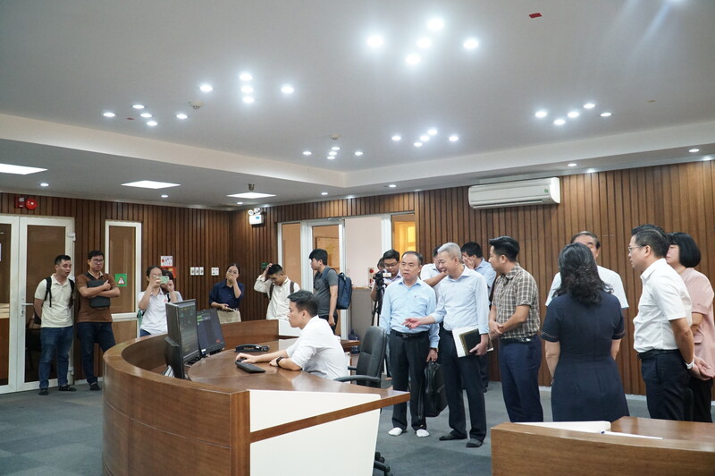 Các đại biểu, phóng viên, biên tập viên tham quan Trung tâm Điều độ hệ thống điện miền Trung. Ảnh: Vũ Lê
