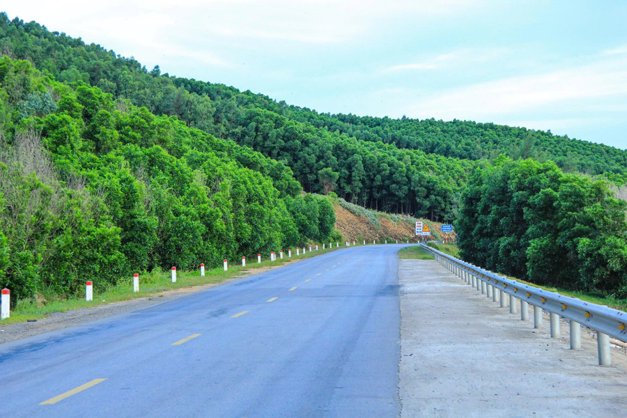 Tuyến đường ven biển Hà Tĩnh (tỉnh lộ 547) dài 120km, bắt đầu từ cầu Cửa Hội đến điểm giao với quốc lộ 12C ở cảng Vũng Áng (phường Vũng Áng, Hà Tĩnh). img-9198.jpg