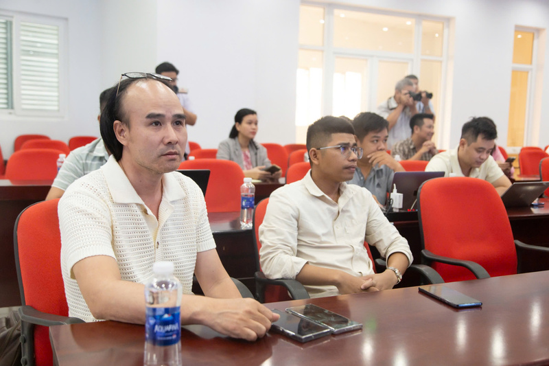 Các phóng viên, biên tập viên tham dự hội nghị. Ảnh: Vũ Lê