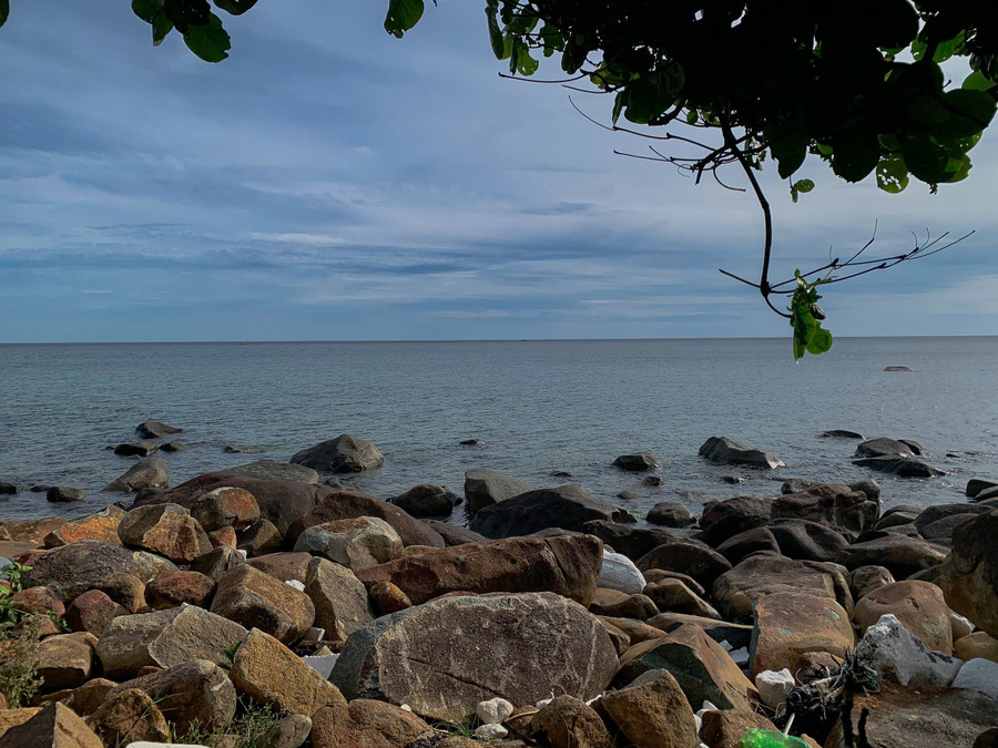 Con đường ven biển yên ả, những mỏm đá rải rác bên bờ, tiếng sóng nhẹ nhàng vỗ về – tất cả hòa quyện tạo nên một bức tranh thiên nhiên chân phương mà cũng đầy cuốn hút. z6832627313516-9efab58f812c309524578509fa558a48.jpg