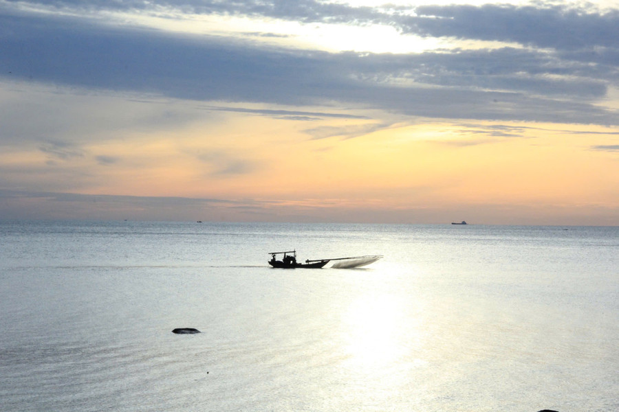 Khi bình minh nhuộm hồng chân trời biển Kỳ Ninh cũng là lúc những chiếc thuyền lướt nhẹ trở về đầy ắp cá tôm. z6832627973674-05e5ae9866c91d5aa551507c3ee2b91d.jpg
