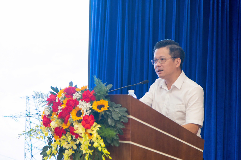 Ông Nguyễn Quốc Trung, Phó Tổng giám đốc Công ty TNHH MTV Hệ thống điện và Thị trường điện Quốc giá (NSMO) thông tin về công tác vận hành hệ thống điện quốc gia trong cao điểm nắng nóng; vai trò của tiết kiệm điện nhằm điều chỉnh nhu cầu sử dụng điện, đảm bảo an toàn hệ thống điện. Ảnh: Vũ Lê