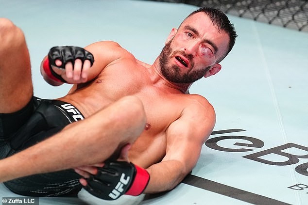 Võ sĩ Yahya đã bị đánh ngã 6 lần trước khi trọng tài Jason Herzog tuyên bố Nguyen chiến thắng. vo-si-03.jpg